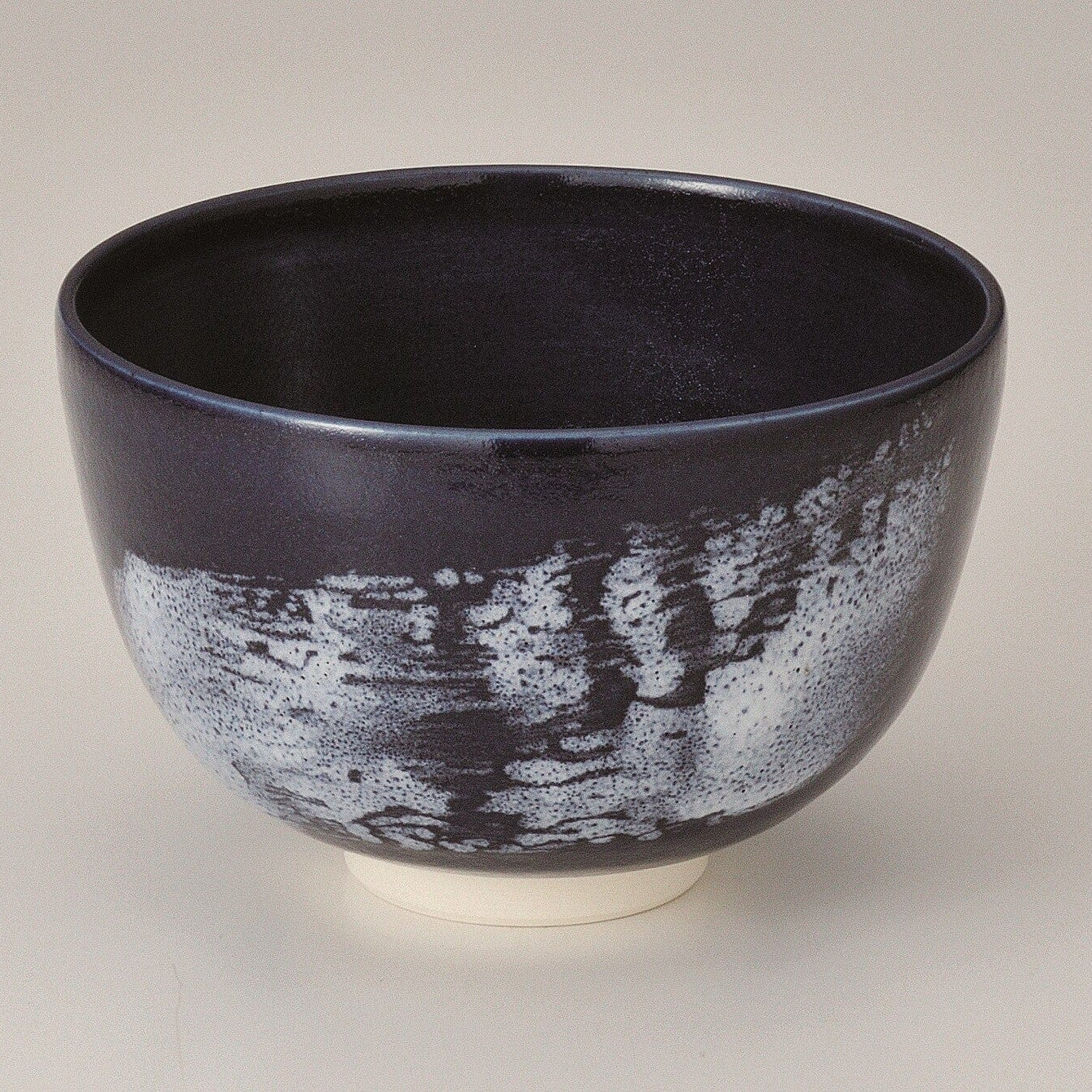Matcha bowl, blue glaze, white brushed pattern Matcha bowl, blue glaze, white brushed pattern