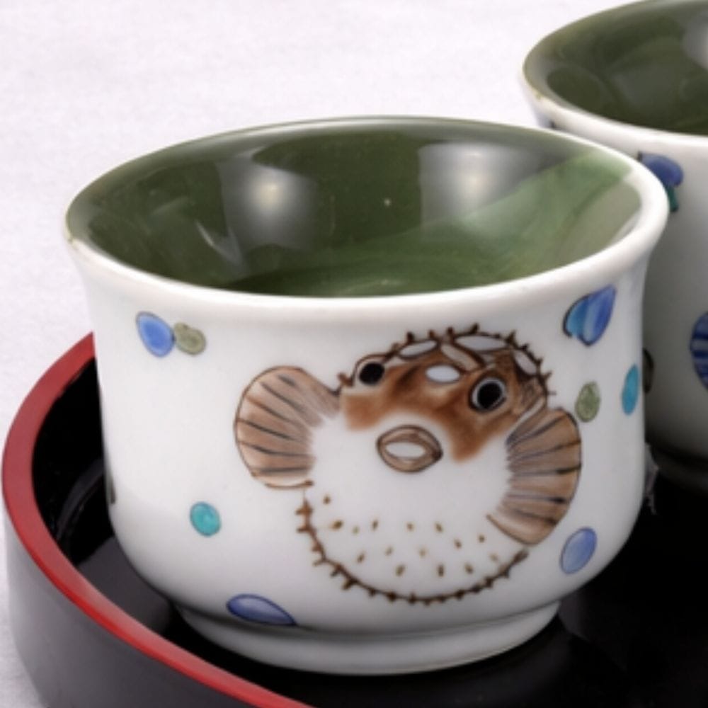 Kutani Fugu Sake Set [1 Bottle, 2 Cups, 1 Tray] Kutani Fugu Sake Set [1 Bottle, 2 Cups, 1 Tray]