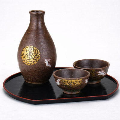 Kutani Gold Moon and Rabbit Sake Set (1 bottle, 2 cups, 1 tray) Kutani Gold Moon and Rabbit Sake Set (1 bottle, 2 cups, 1 tray)