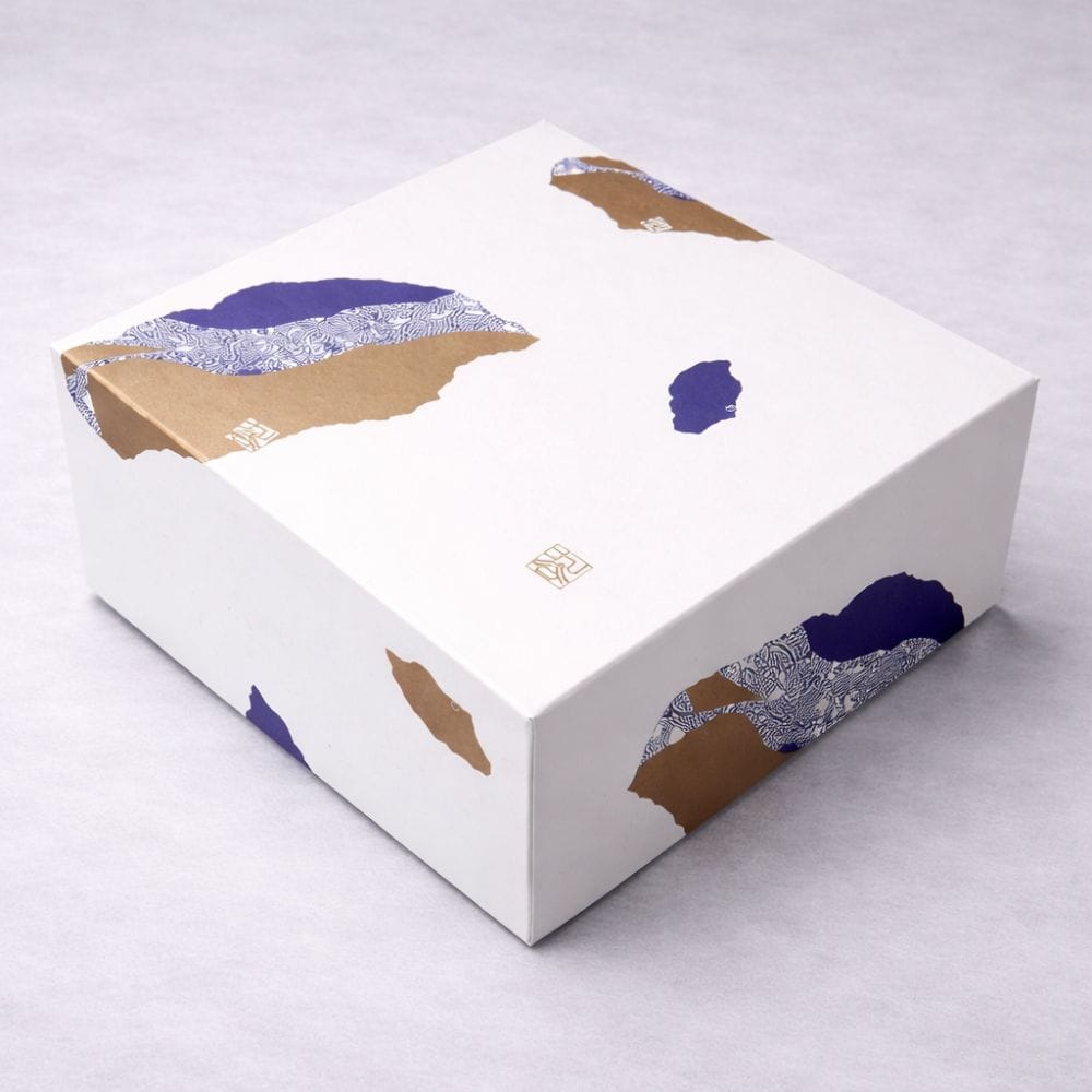 Kutani Gold Moon and Rabbit Sake Set (1 bottle, 2 cups, 1 tray) Kutani Gold Moon and Rabbit Sake Set (1 bottle, 2 cups, 1 tray)