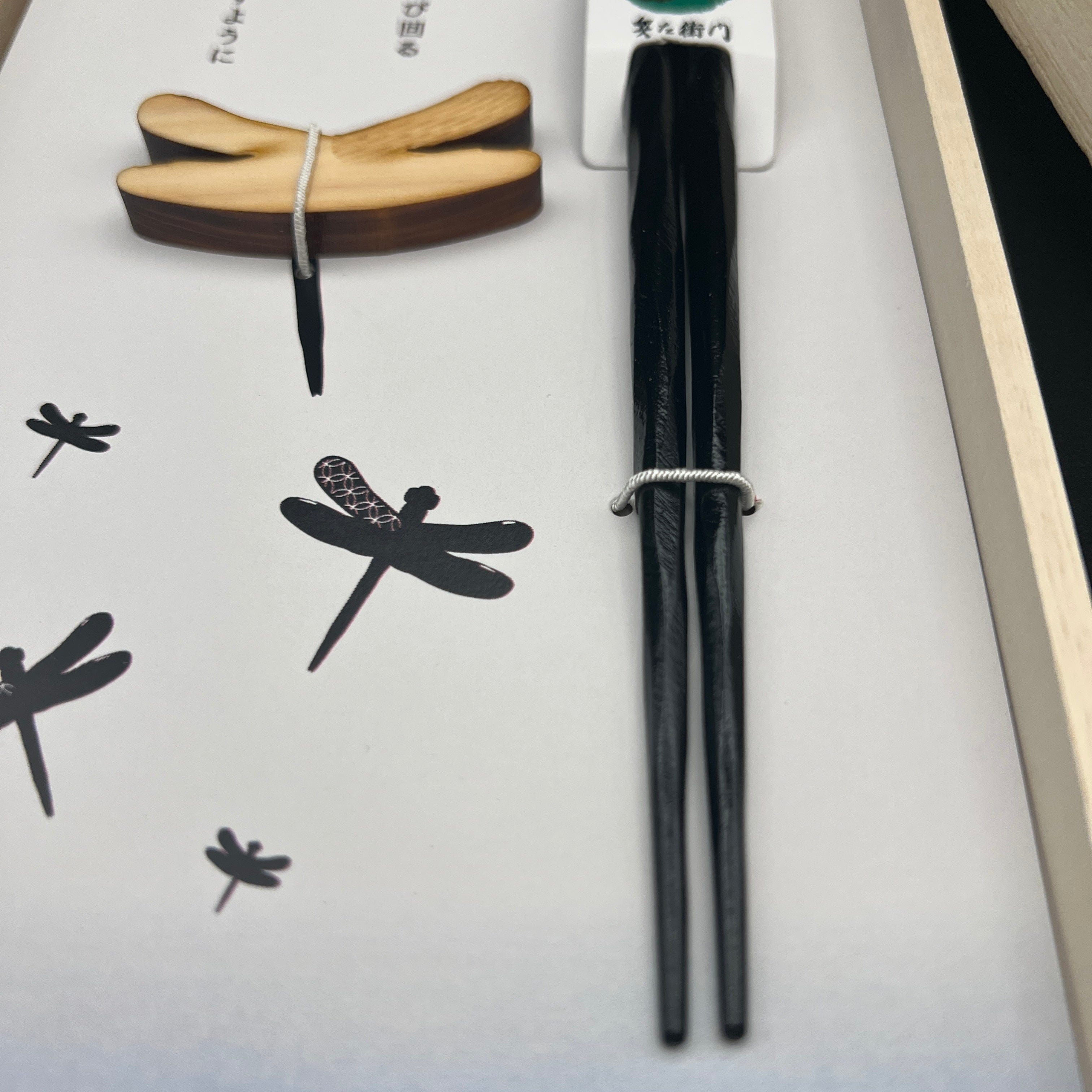 Zentoyoyo Kezuri Chopsticks and Tombo shaped rest LARGE Zentoyoyo Kezuri Chopsticks Pair Set - Japanese Chopsticks | MyJapaneseWorld